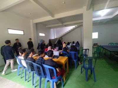 Remaja RW 4 mengikuti pelatihan komputer bersama KKN Unimugo